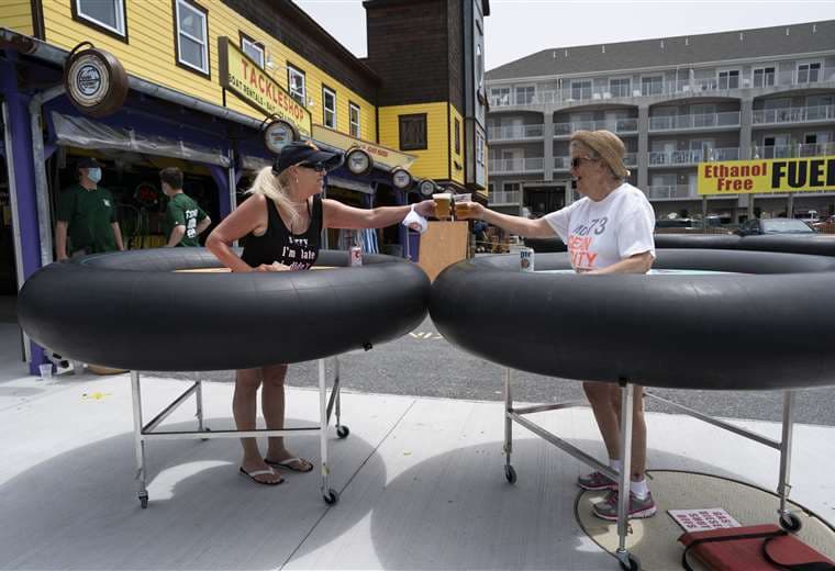 Clientes prueban las nuevas normas de distanciamiento en un local de Maryland. Foto AFP