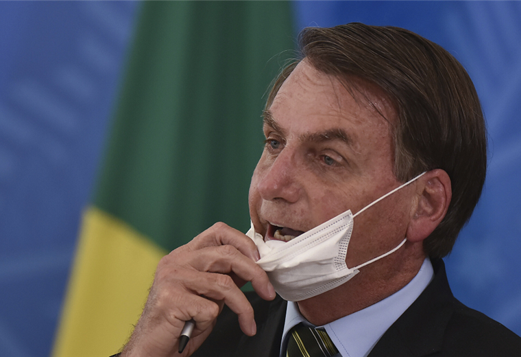 Bolsonaro presiona para que vuelva el fútbol en su país