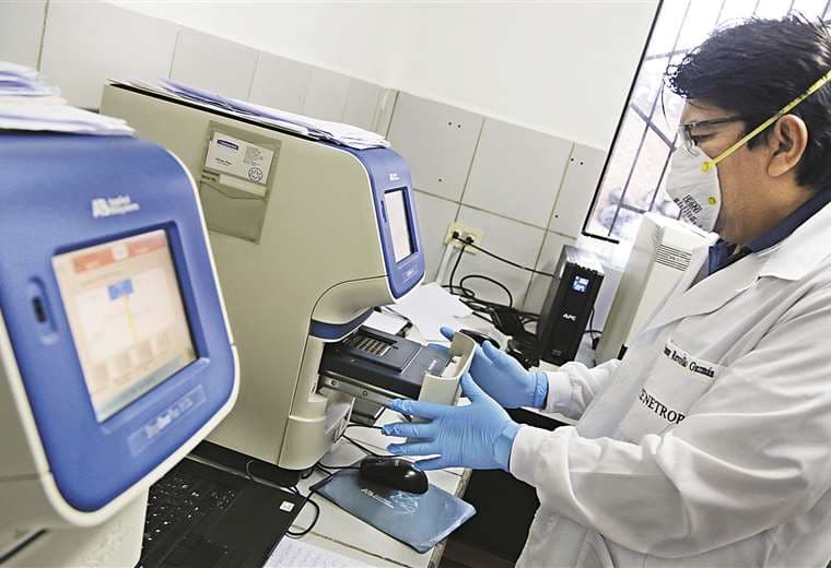 El termociclador utiliza la técnica PCR en tiempo real para detectar los casos positivos y negativos de Covid-19. Foto: Fuad Landívar