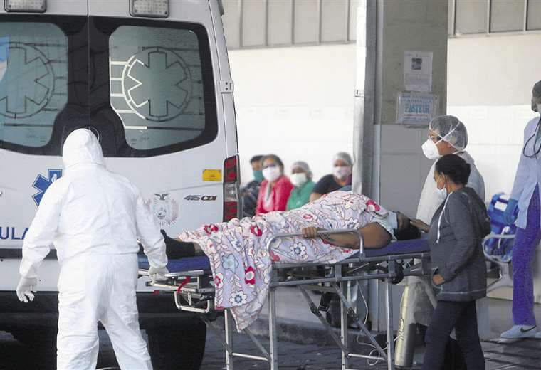 La sirena de la ambulancia anuncia la llegada de un nuevo paciente con Covid-19; el personal de salud trabaja de manera incansable para dar asistencia a pesar de las limitaciones. Foto: Jorge Uechi