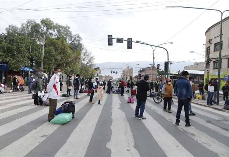 Ciudadanos protestan afuera de la terminal de buses, en Cochabamba /Foto: APG Noticias