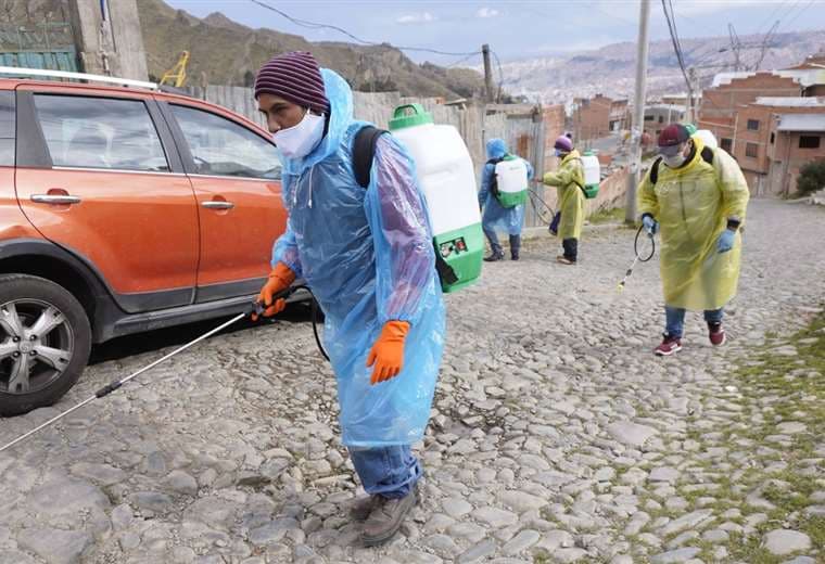 En Chuquisaca desinfectan las calles para prevenir el Covid-19. Foto APG 