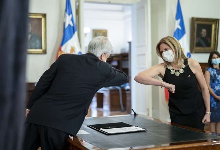 La nueva ministra de la Mujer es felicitada por Piñera. Foto AFP