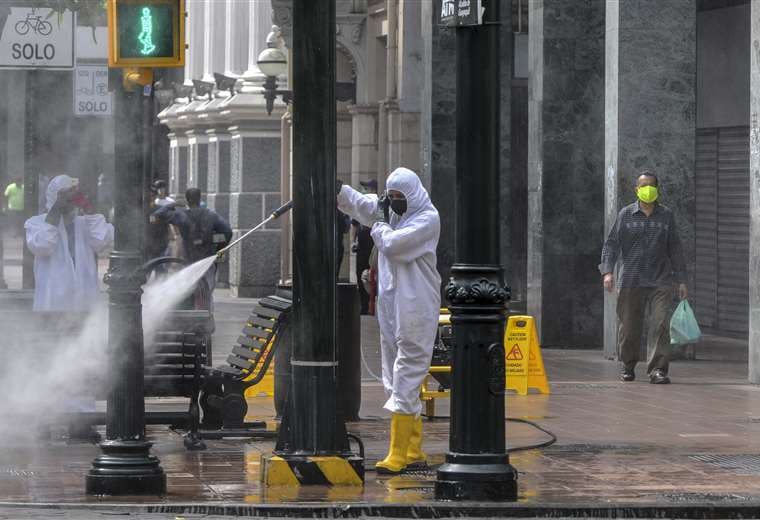 Un funcionario fumiga en el centro de Guayaquil. Foto AFP