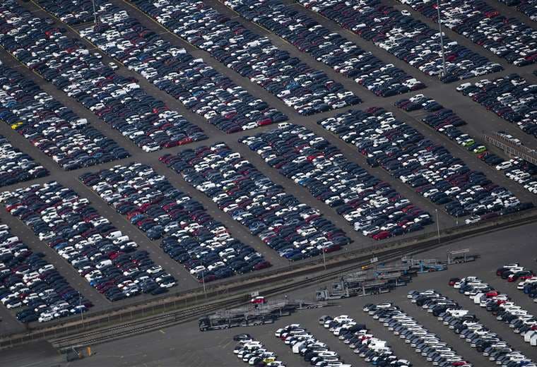 Vista aérea muestra autos nuevos a la venta en el puerto de Duisburg, que ha vuelto a la actividad. Foto AFP