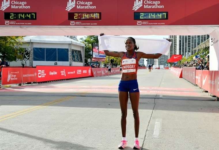La atleta keniana Brigid Kosgei celebra su victoria en el maratón de Chicago, el 13 de octubre de 2019. Foto: AFP