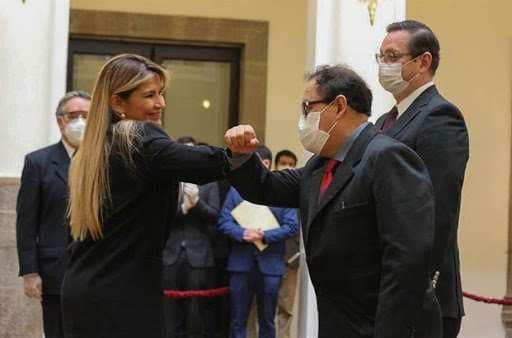 Vásquez (saludando a la presidenta Jeanine Añez) fue posesionado en las últimas horas como ministro de Minería