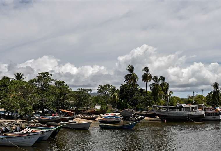 Mafias trafican personas en embarcaciones precarias, que a menudo naufragan, desde Guiria, en el estado de Sucre, Venezuela, hasta Trinidad y Tobago | Foto: AFP