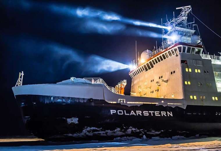 De regreso al Polo Norte, donde se dejó ir a la deriva todo el invierno entre los témpanos, el rompehielos "Polarstern"