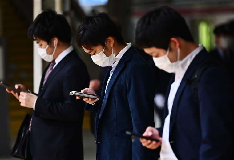 En Japón analizan prohibir el uso de smartphone mientras caminan en la calle