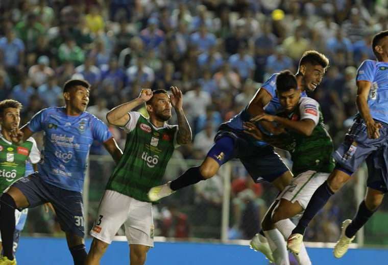 Se prevé que la temporada del fútbol profesional bolivaino se reanude en julio o agosto. Foto: El Deber