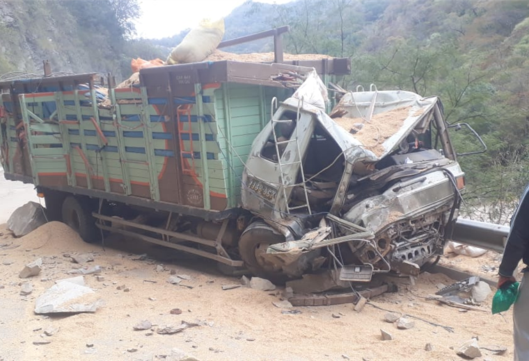 En esas condiciones quedó el camión en la ruta a los valles. Foto. René Hualampa