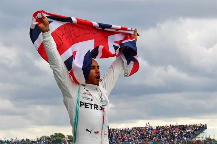El piloto británico de Mercedes Lewis Hamilton celebra su victoria en el Gran Premio de Fórmula 1 de Gran Bretaña el 14 de julio de 2019 en el circuito de Silverstone. Foto: AFP