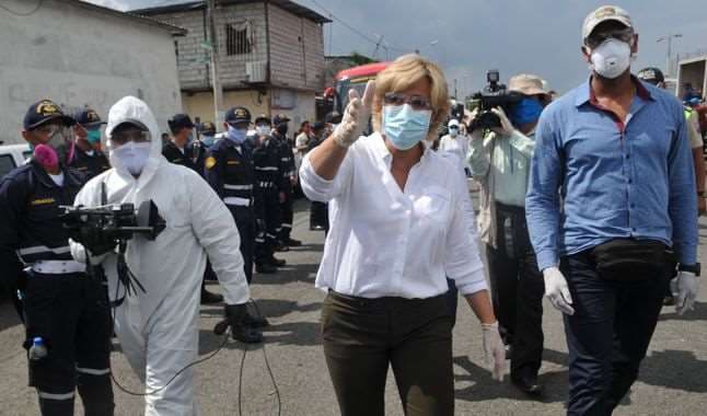 La alcaldesa de Guayaquil visitando un barrio. Foto AFP