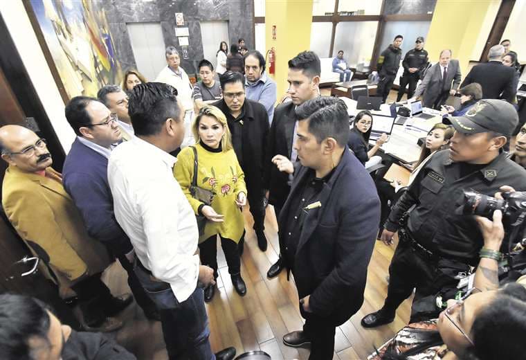 La gestión de la presidenta Áñez ha tropezado con problemas que son atribuidos a funcionarios que están desde la era del MAS. Foto: APG