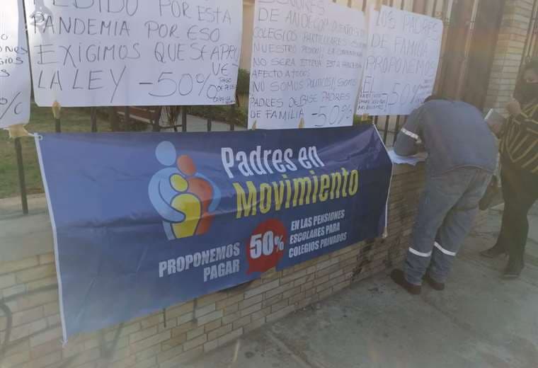 Cochabamba. Firma de peticiones frente a la Brigada parlamentaria. Foto:RP  