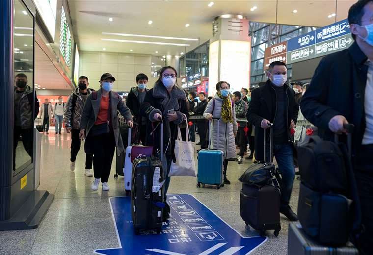 Viajeros protegidos con barbijos en un aeropuerto de China. Foto Internet
