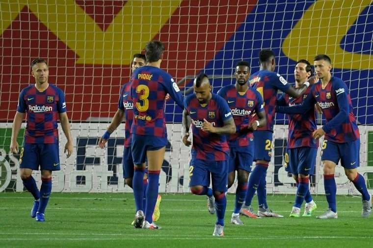Los futbolistas del Barcelona celebran el penal anotado por el atacante argentino Lionel Messi (2D) en el triunfo 2-0 contra el Leganés en el estadio Camp Nou, el 16 de junio de 2020. Foto: AFP