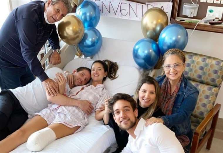 La miss Colombia 2011 con su familia luego de que le amputaron una pierna