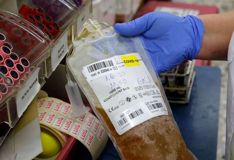 Los especialistas necesitan conocer la cantidad de anticuerpos que contiene cada dosis de plasma. Foto: AFP