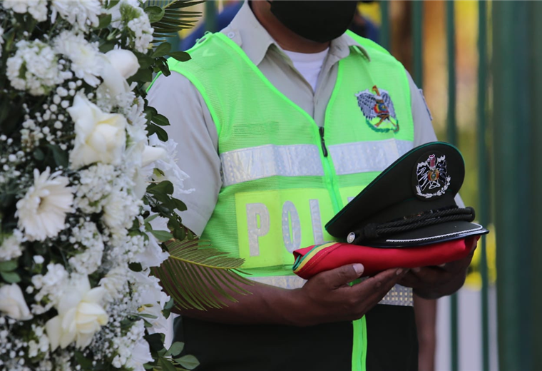La policía rinde homenaje póstumo a los oficiales fallecidos. Foto. Jorge Gutiérrez 