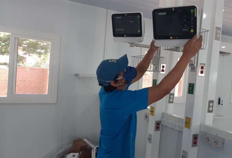 El trabajo de instalación de los respiradores en los domos del hospital Japonés