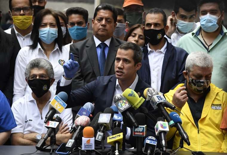 Guaidó y otros dirigentes en la conferencia de prensa. Foto AFP