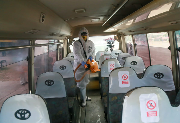 Las unidades de transporte público son desinfectadas para cuando se les ordene volver a trabajar. Foto. Jorge Uechi