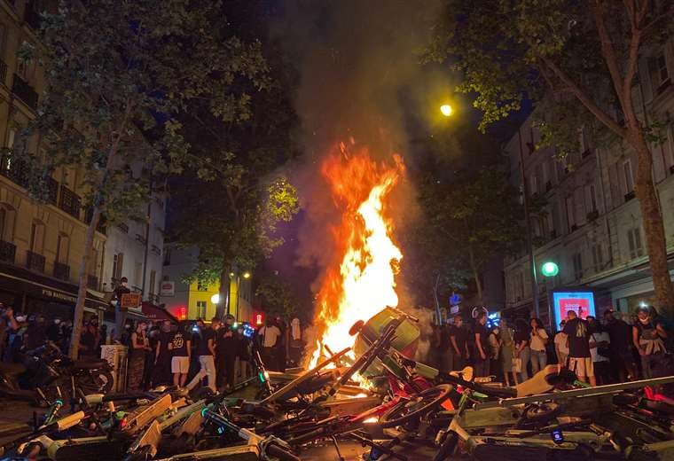 Barricadas fueron levantadas en calles de París. Foto AFP