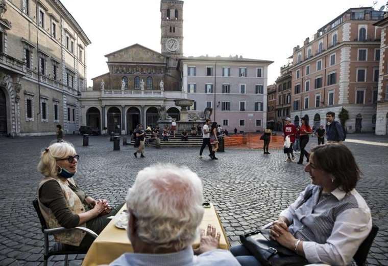 Para los italianos, a pesar de la reapertura, la crisis "no ha terminado"