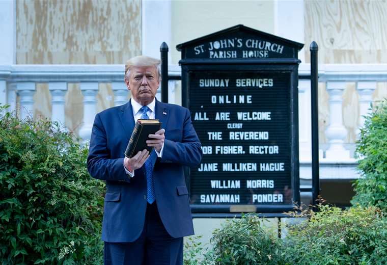 Trump con una Biblia afeura de la iglesia de San Juan, al frente de la Casa Blanca. Foto AFP