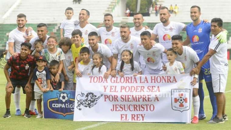 Plantel de Real Santa Cruz que este año volvió al seno del fútbol profesional boliviano. Foto: El Deber