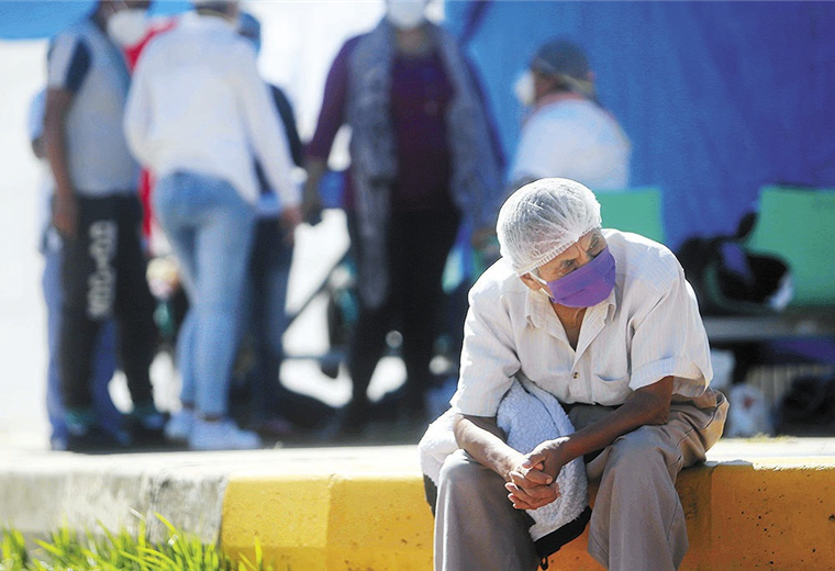 Muchos bolivianos esperan en las afueras de los centros hospitalarios por una cama para ser atendidos. Foto. Ricardo Montero 