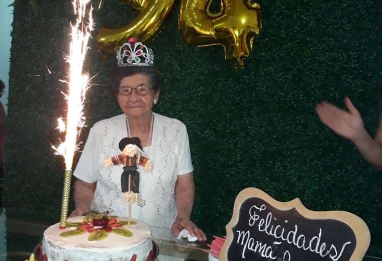 Mamá Irma celebrando sus 94 años. 