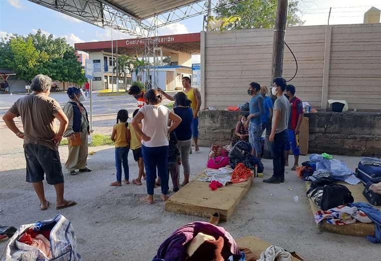 Bolivianos varados en Brasil llegan a la frontera.
