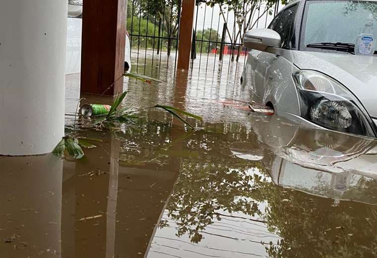 En diferentes zonas de la ciudad, el agua se entró a las casas (Foto: Redes sociales)