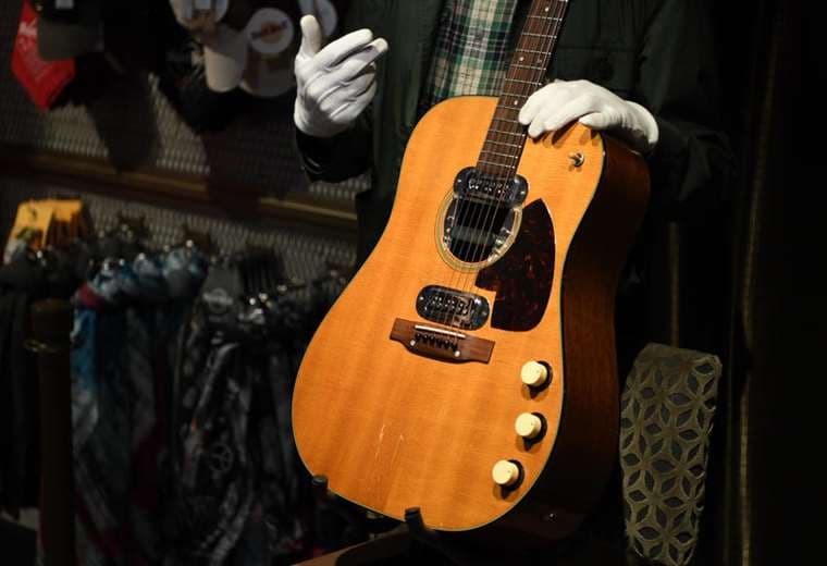 Guitarra de Kurt Cobain utilizada en "Unplugged", vendida por $us 6 millones