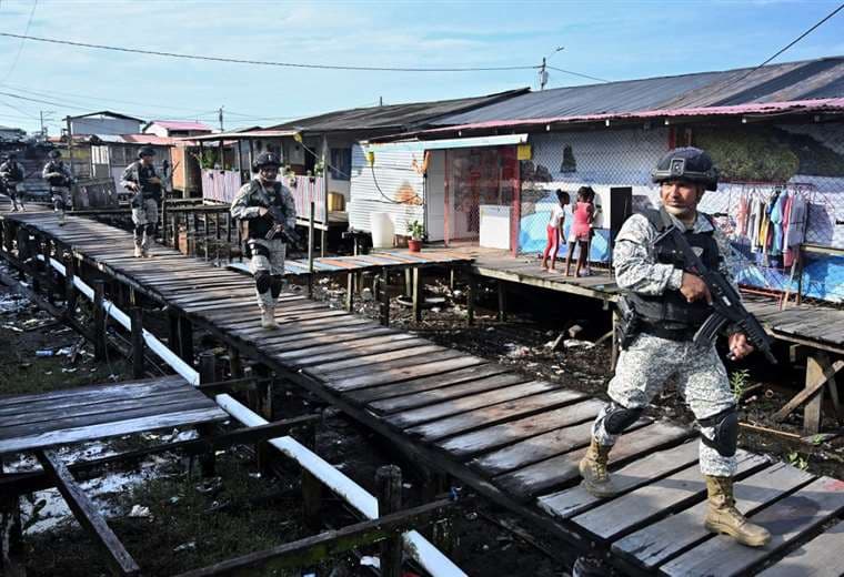 Soldados patrullan en la población de Tumaco. Foto AFP