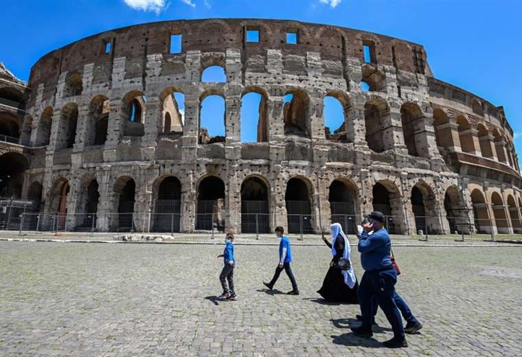 Pocos turistas visitando el Coliseo de Roma. Europa continúa con la reapertura de las actividades. Foto AFP