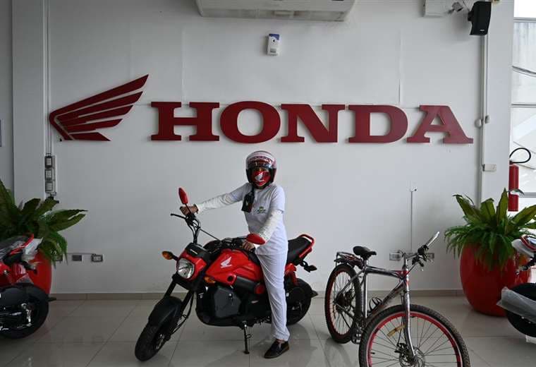 Mary Luz Salazar recibió hoy una motocicleta Honda Navi