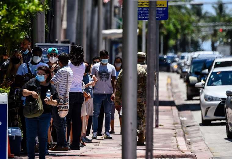 La gente hace fila para hacerse exámenes de coronavirus en Miami Beach. Foto AFP