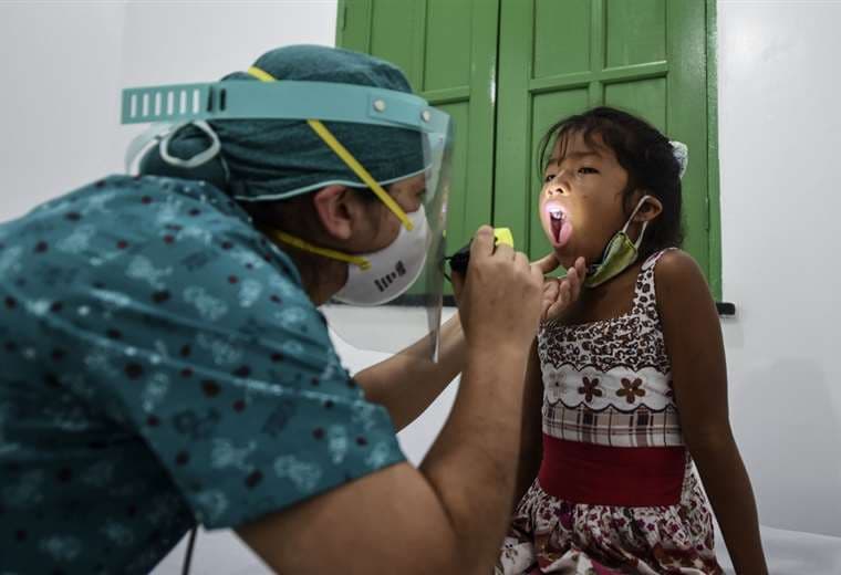 Un médico revisa a una niña indígena en Tabatinga, estado de Amazonas. Foto AFP