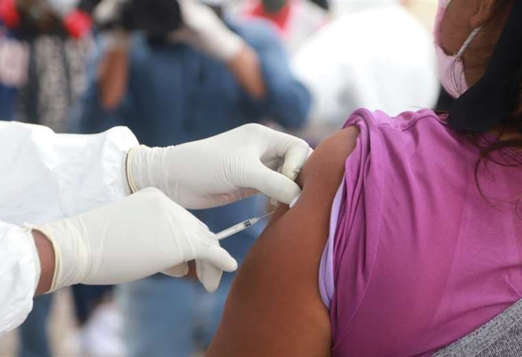 La vacunación se realizan en los principales mercados de Santa Cruz. Foto: Gobernación de Santa Cruz