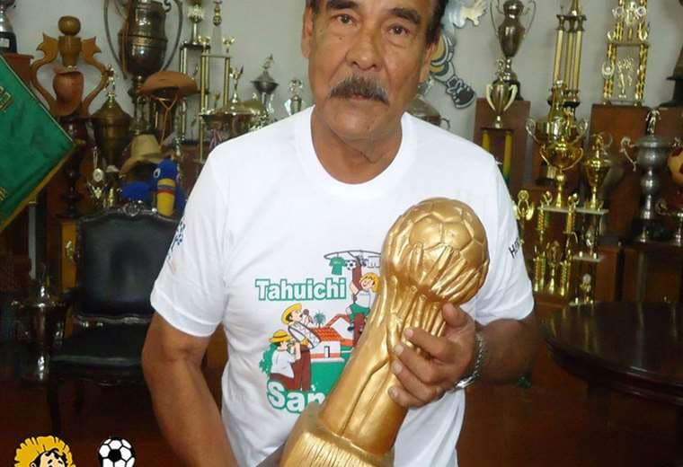 Jorge 'Cajeta' Justiniano con un trofeo conseguido por la Academia Tahuichi Aguilera. Foto: internet