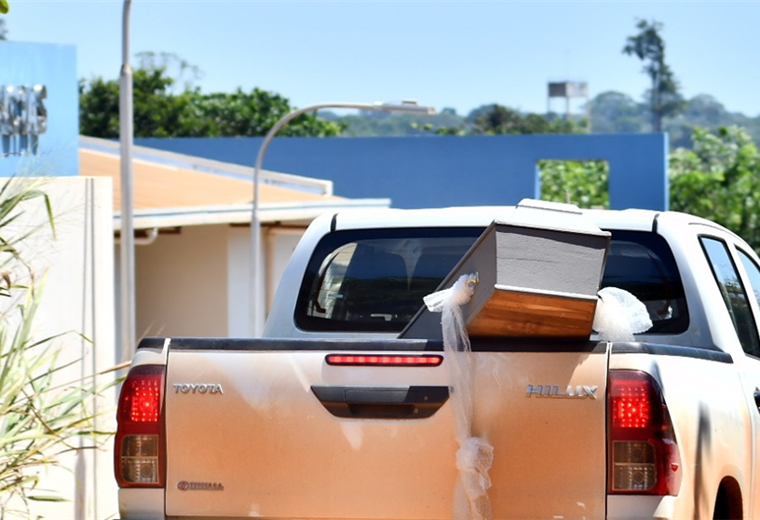 Una camioneta transporta un ataúd en las afueras del hospital de Cobija. Pando ayer reportó dos nuevos fallecidos por Covid-19. Foto. APG noticias 