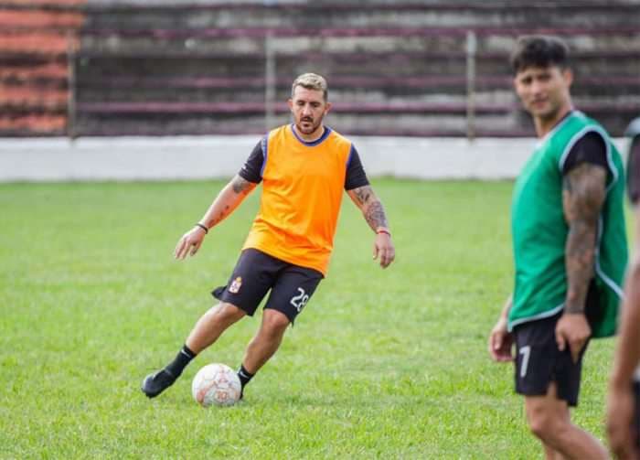 Marcel Román se lleva la pelota durante un entrenamiento del equipo albo. Foto: internet