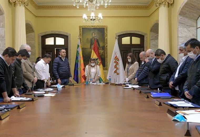 El gabinete que definió el futuro de la cuarentena inició con una oración a pedido de la Presidenta/Foto:ABI