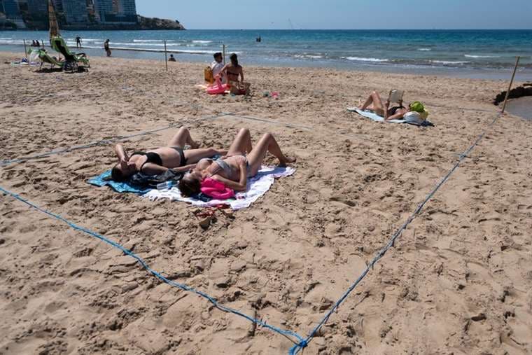 Las playas están con delimitaciones. Foto AFP