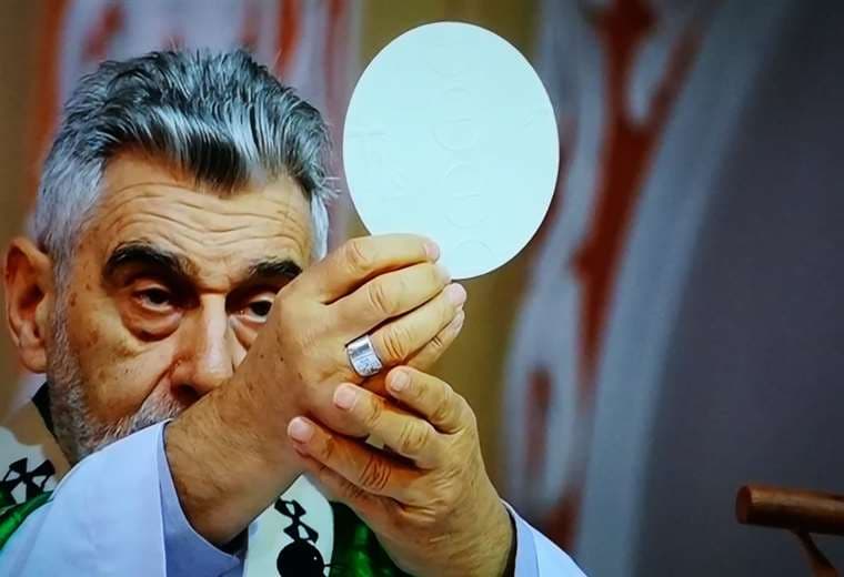 Sergio Gualberti durante la misa. Foto: Riardo Montero