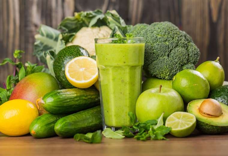 Los vegetales verdes están llenos de nutrientes, es bueno consumirlos en forma de jugo